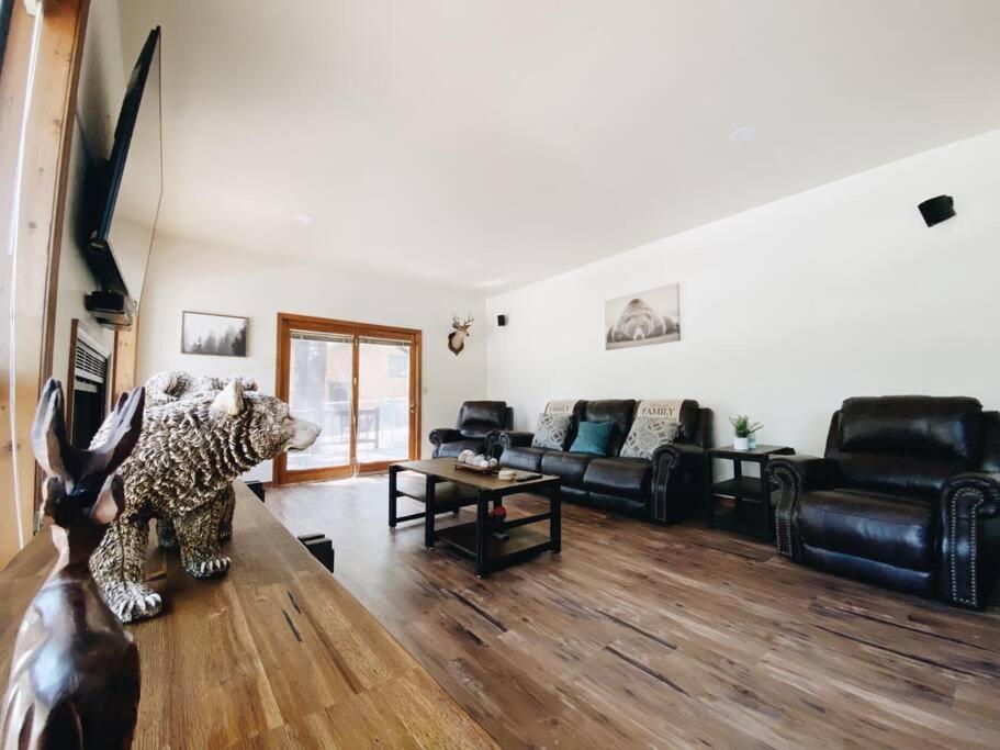 Kathys Cabin, King Bed, Hot Tub, Near-Nau & Downtown Attractions, Perfect Year-Round Mountain Getaway 깃대 외부 사진