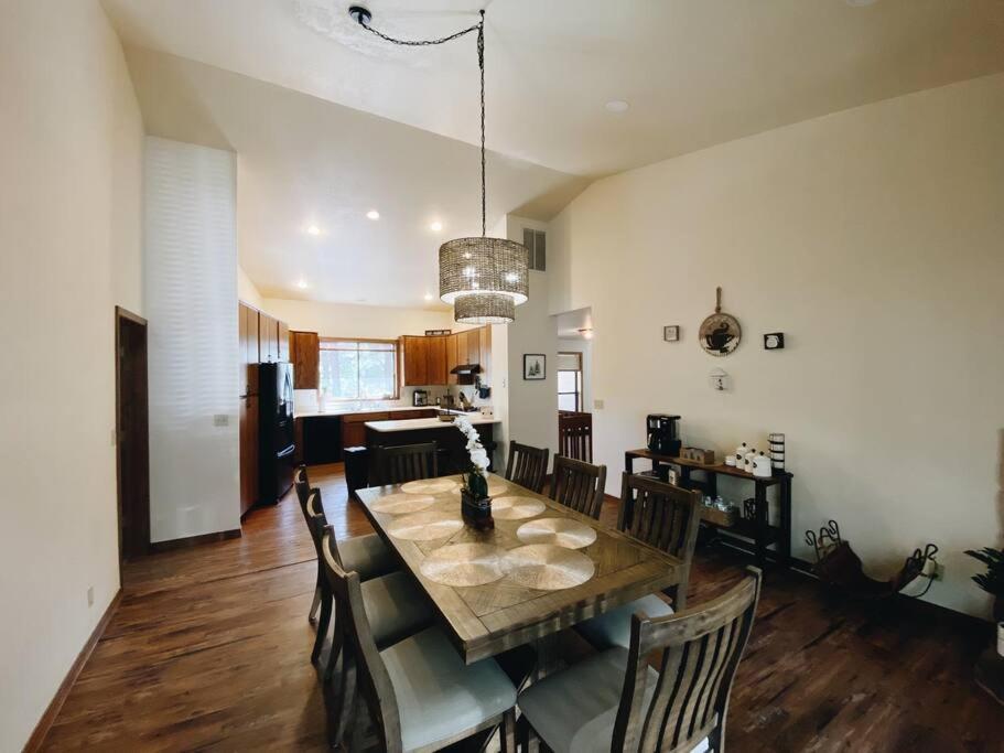 Kathys Cabin, King Bed, Hot Tub, Near-Nau & Downtown Attractions, Perfect Year-Round Mountain Getaway 깃대 외부 사진