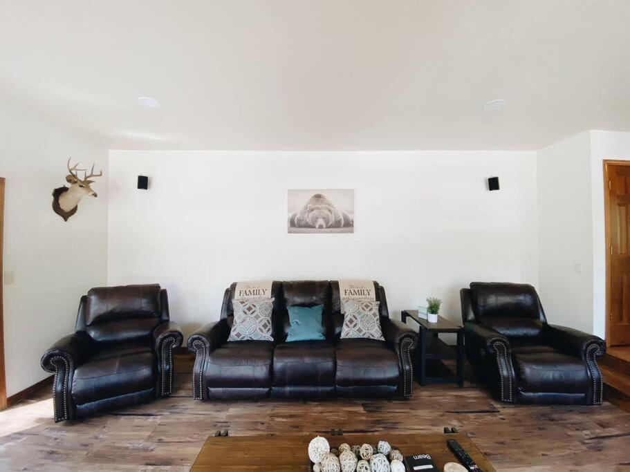 Kathys Cabin, King Bed, Hot Tub, Near-Nau & Downtown Attractions, Perfect Year-Round Mountain Getaway 깃대 외부 사진