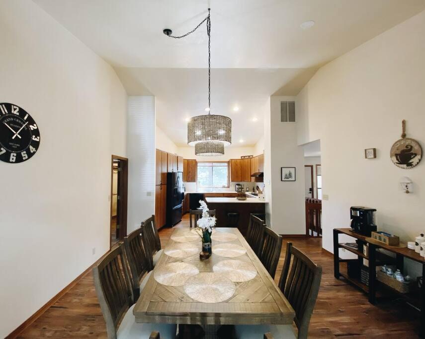 Kathys Cabin, King Bed, Hot Tub, Near-Nau & Downtown Attractions, Perfect Year-Round Mountain Getaway 깃대 외부 사진