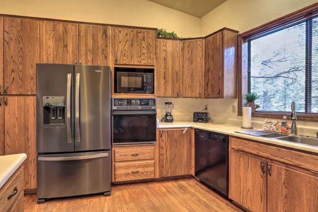 Kathys Cabin, King Bed, Hot Tub, Near-Nau & Downtown Attractions, Perfect Year-Round Mountain Getaway 깃대 외부 사진