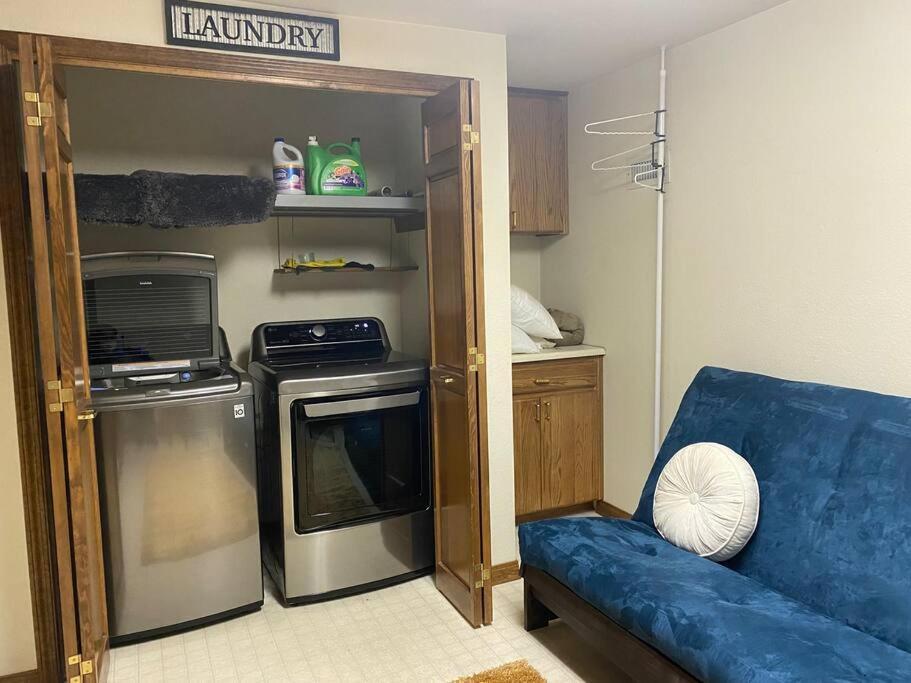 Kathys Cabin, King Bed, Hot Tub, Near-Nau & Downtown Attractions, Perfect Year-Round Mountain Getaway 깃대 외부 사진