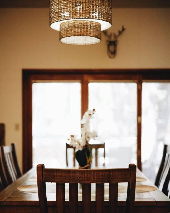 Kathys Cabin, King Bed, Hot Tub, Near-Nau & Downtown Attractions, Perfect Year-Round Mountain Getaway 깃대 외부 사진