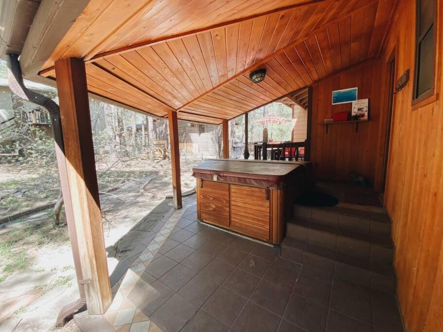 Kathys Cabin, King Bed, Hot Tub, Near-Nau & Downtown Attractions, Perfect Year-Round Mountain Getaway 깃대 외부 사진