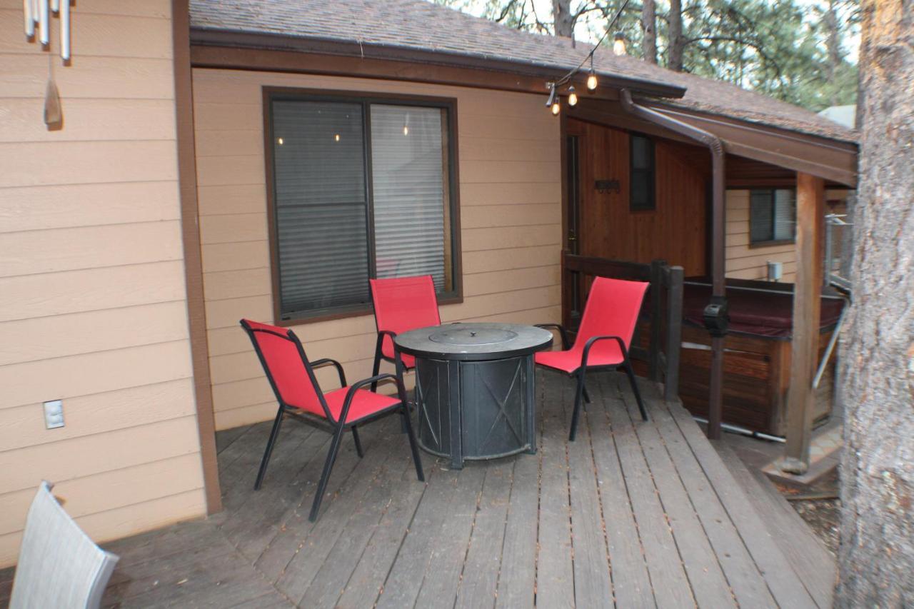 Kathys Cabin, King Bed, Hot Tub, Near-Nau & Downtown Attractions, Perfect Year-Round Mountain Getaway 깃대 외부 사진