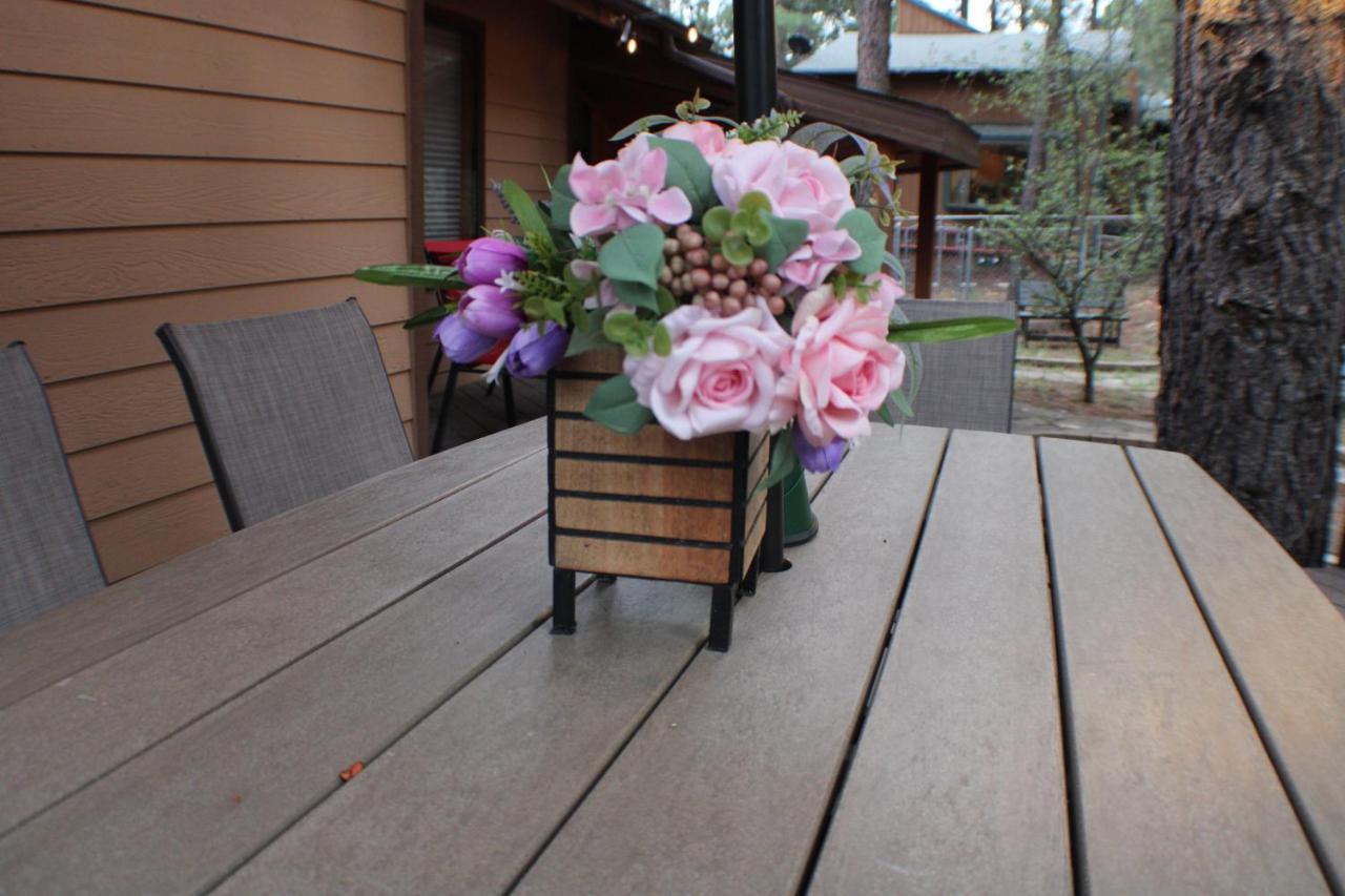 Kathys Cabin, King Bed, Hot Tub, Near-Nau & Downtown Attractions, Perfect Year-Round Mountain Getaway 깃대 외부 사진