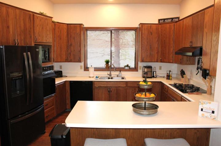 Kathys Cabin, King Bed, Hot Tub, Near-Nau & Downtown Attractions, Perfect Year-Round Mountain Getaway 깃대 외부 사진