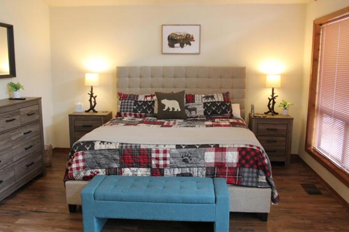Kathys Cabin, King Bed, Hot Tub, Near-Nau & Downtown Attractions, Perfect Year-Round Mountain Getaway 깃대 외부 사진