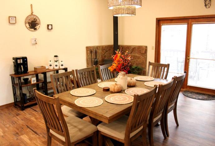 Kathys Cabin, King Bed, Hot Tub, Near-Nau & Downtown Attractions, Perfect Year-Round Mountain Getaway 깃대 외부 사진