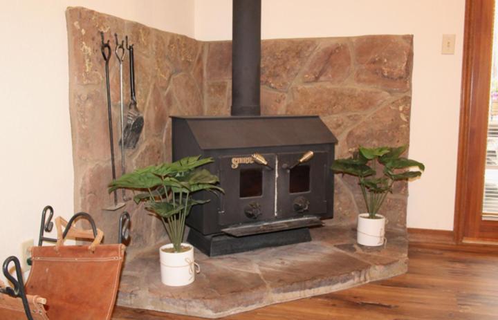 Kathys Cabin, King Bed, Hot Tub, Near-Nau & Downtown Attractions, Perfect Year-Round Mountain Getaway 깃대 외부 사진
