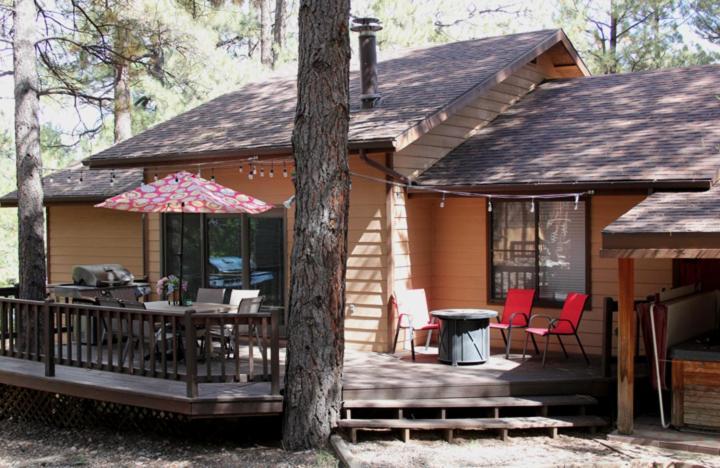 Kathys Cabin, King Bed, Hot Tub, Near-Nau & Downtown Attractions, Perfect Year-Round Mountain Getaway 깃대 외부 사진