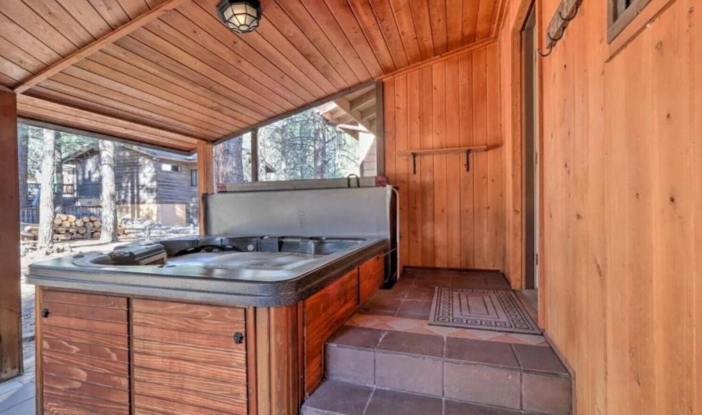 Kathys Cabin, King Bed, Hot Tub, Near-Nau & Downtown Attractions, Perfect Year-Round Mountain Getaway 깃대 외부 사진