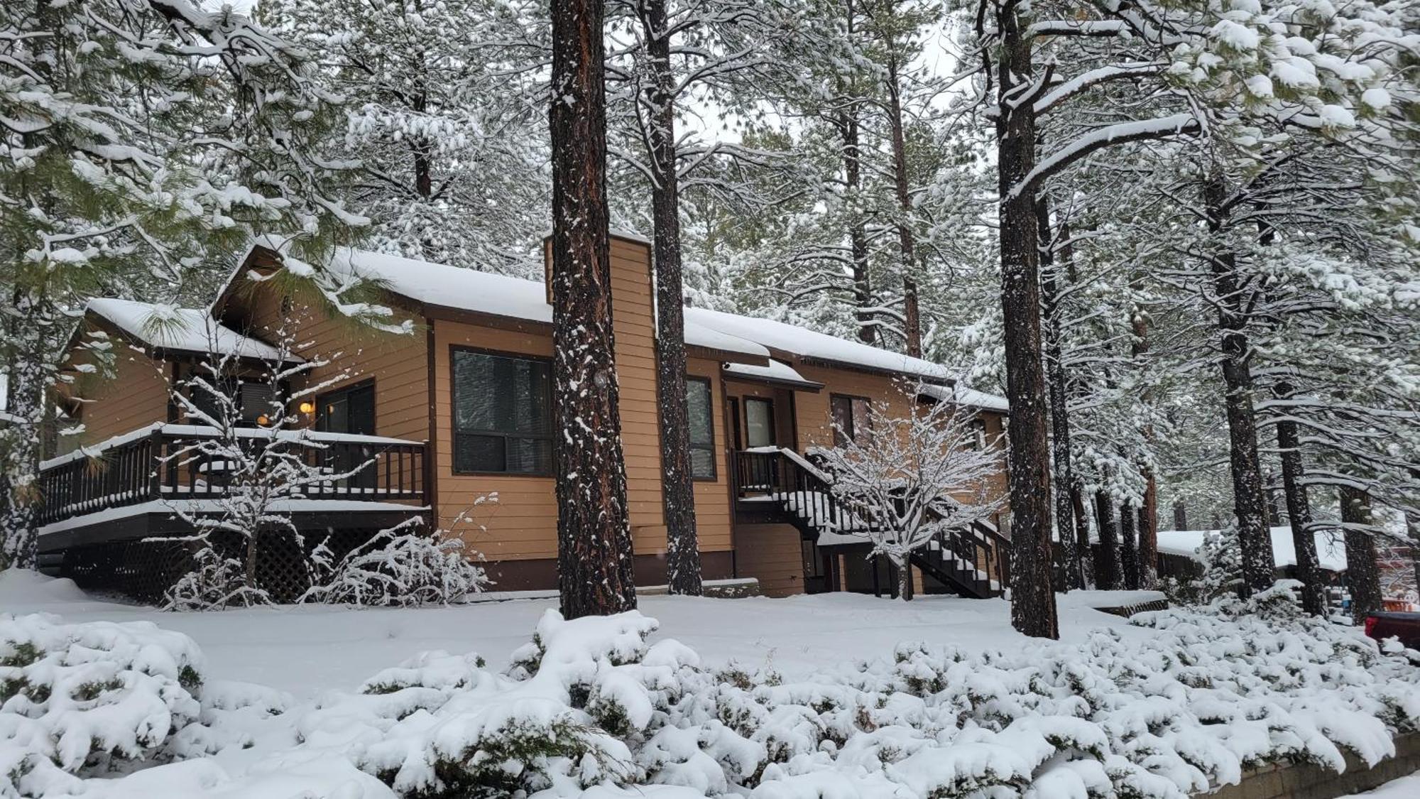 Kathys Cabin, King Bed, Hot Tub, Near-Nau & Downtown Attractions, Perfect Year-Round Mountain Getaway 깃대 외부 사진